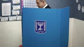 Le Premier ministre israélien sortant Benjamin Netanyahu a revendiqué mardi soir la victoire aux élections législatives après la publication de sondages réalisés à la sortie des urnes créditant la droite d'une courte majorité. /Photo prise le 22 janvier 2