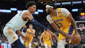 Victor Wembanyama et Anthony Davis lors d'un match NBA entre les San Antonio Spurs et les Los Angeles Lakers - le 27/11/2024