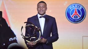 Kylian Mbappé avec son trophée UNFP de meilleur joueur de Ligue 1 le 13 mai 2024