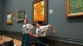 Photo diffusée par le groupe écologiste "Just Stop Oil" de militantes, les mains collées au mur, sous les "Tournesols" du peintre van Gogh aspergés de soupe à la tomate, le 14 octobre 2022 à la National Gallery de Londres