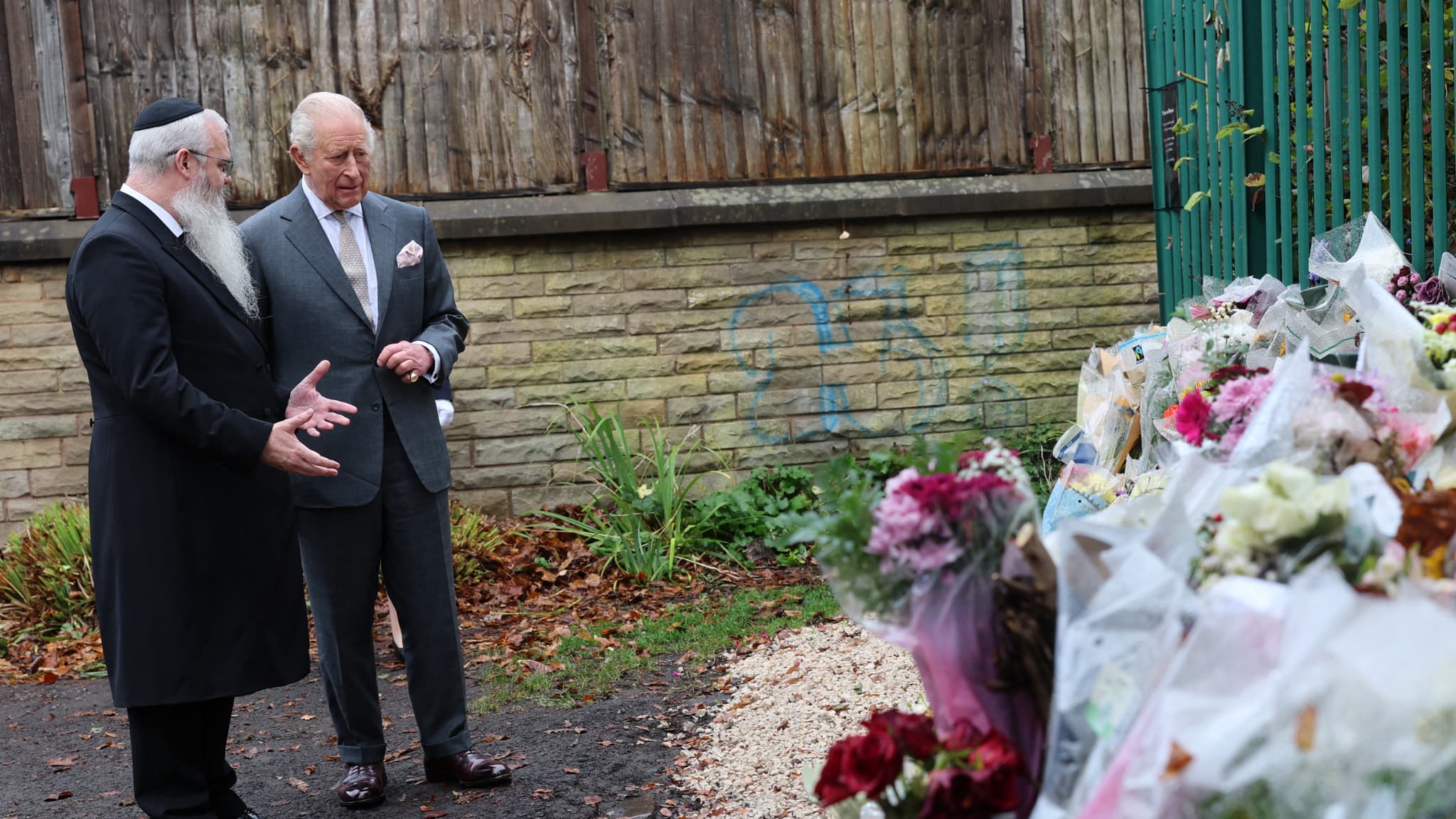 Le Roi Charles se recueille à la synagogue de Manchester, visée par une attaque terroriste