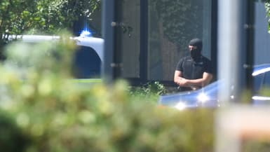 Un policier masqué devant la Cour fédérale de justice de Karlsruhe, lors de l'arrestation de sept hommes ayant formé une cellule jihadiste. Juin 2023