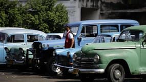 Sur un parking de La Havane. Pour la première fois depuis la révolution de 1959, les Cubains vont pouvoir acheter et vendre des voitures dans le cadre du plan de libéralisation de l'économie de l'île élaboré par le président Raul Castro. /Photo prise le 2