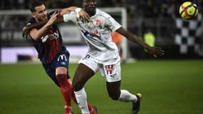 Serhou Guirassy (à droite) au duel avec le Caennais Jonathan Gradit