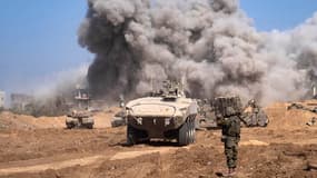 Cette photo publiée par l'armée israélienne le 5 novembre 2023 montre des véhicules militaires israéliens et une épaisse fumée à l'intérieur de la bande de Gaza, alors que les combats entre Israël et le mouvement palestinien Hamas se poursuivent.
