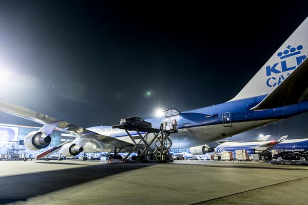 Un avion de cargo 747-400 ERF peut contenir jusqu'a 13 Rolls-Royce Dawn, d'après KLM.
