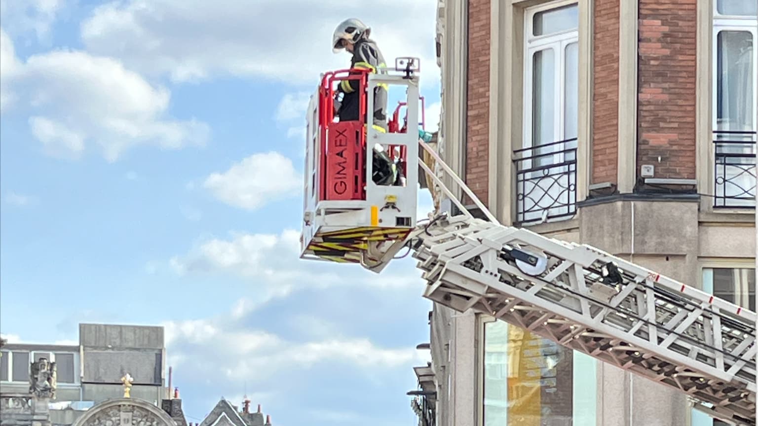 Les pompiers réalisent une démonstration sur la Grand Place lors de la Braderie de Lille Les pompiers réalisent une démonstration sur la Grand Place lors de la Braderie de Lille