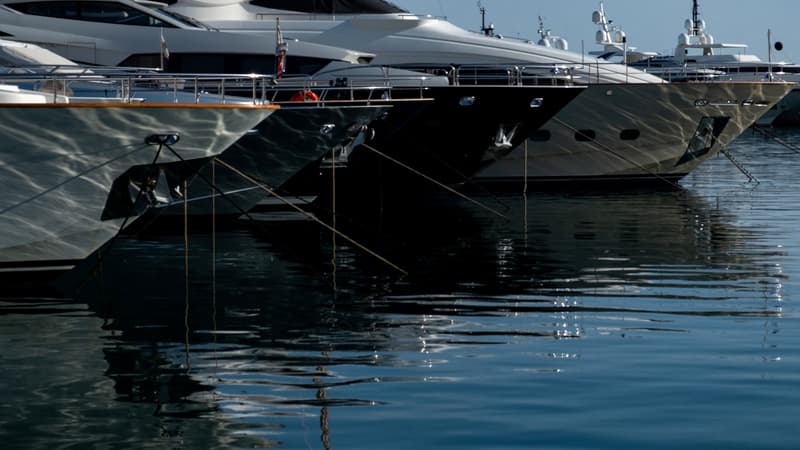 Des yachts amarrés au port de Cannes le 31 mars 2022.
