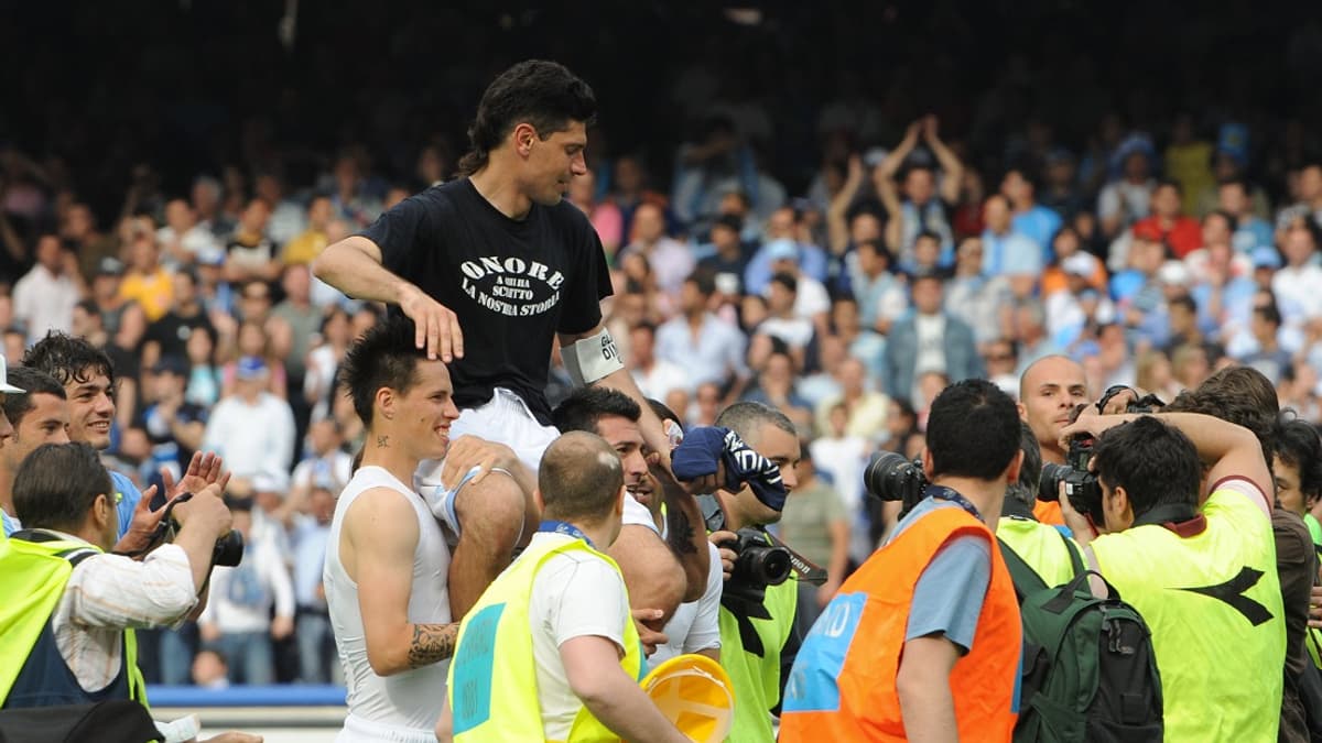 On reconnait sur cette photo le jeune Marek Hamsik (en débardeur), qui porte Paolo Sosa sur son épaule gauche