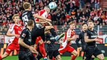 Des joueurs de l'Union Berlin et du VfB Stuttgart en Bundesliga, à Berlin le 19 avril 2025