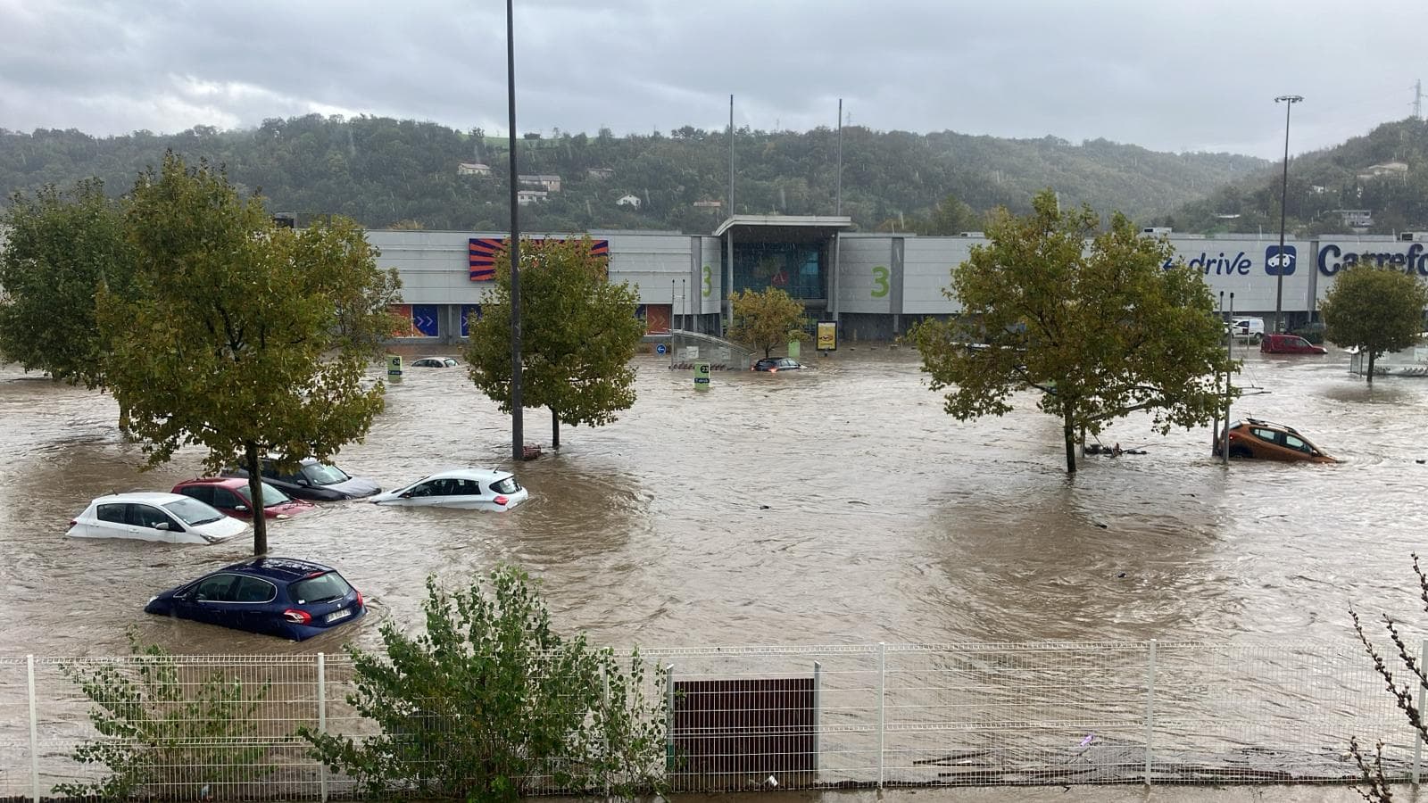 La zone commerciale de Givors lors d'une inondation le 17 octobre 2024. La zone commerciale de Givors lors d'une inondation le 17 octobre 2024.