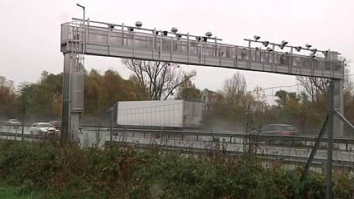 Quelque 3.000 camions passent par les routes d'Alasace chaque jour, comme ici sous un portique écotaxe inactif près de Strasbourg.