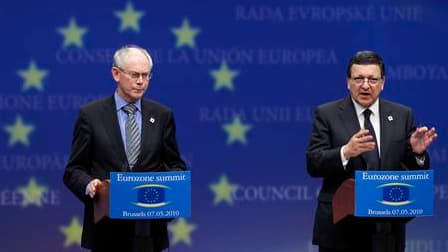 Les présidents du Conseil européen, Herman Van Rompuy (à gauche) et de la Commission européenne, José Manuel Barroso, lors d'une conférence de presse à l'issue d'un sommet des chefs d'Etat et de gouvernement de la zone euro. Alors que la crise grecque est