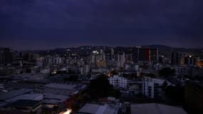 Vue du quartier Chacao à Caracas lors de la grande panne d'électricité, le 7 mars 2019