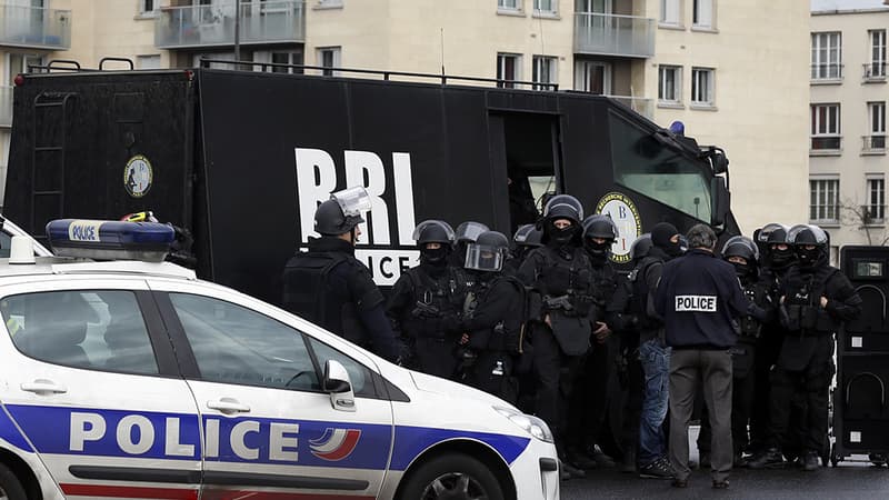 Les hommes de la BRI (Brigade Recherche et Intervention), retranchés près du magasin Hyper casher, porte de Vincennes, à Paris.