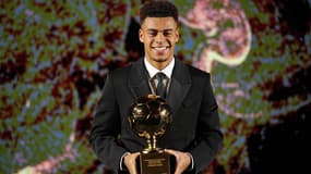 Désiré Doué reçoit son trophée de Golden Boy, le 1er décembre 2025 à Turin