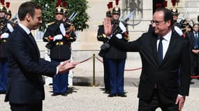 Emmanuel Macron et François Hollande dans la cour d'honneur de l'Élysée.
