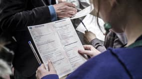 Une électrice s'apprête à remplir une demande de procuration, le 11 avril 2012, dans un commissariat de police de Lyon (photo d’illustration)