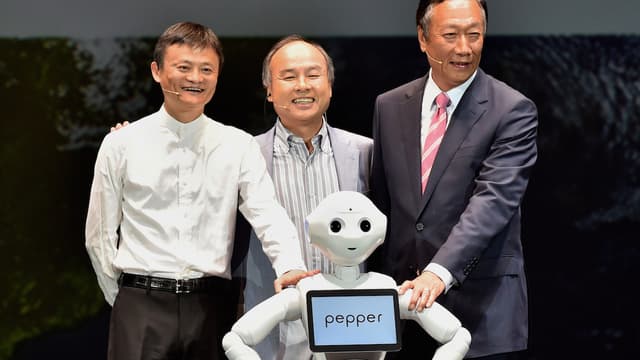 Jack Ma (Alibaba), Masayoshi Son (Softbank) et Terry Gou (Foxconn) souhaitent ensemble un bel avenir à Pepper qui sera en vente au Japon dans quelques jours.
