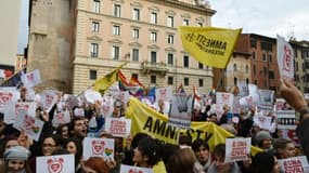 Des partisans du mariage homosexuel manifestent devant le Panthéon, le 23 janvier 2016 à Rome