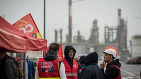 Des salariés grévistes et des syndicalistes devant la raffinerie TotalEnergies de Donges, le 14 octobre 2022 en Loire-Atlantique