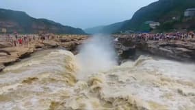 En Chine, des pluies torrentielles créent des cascades spectaculaires qui attirent les curieux
