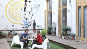 Le Slo living hostel de New Nomads à Lyon a été conçu par une architecte  accompagnée d’un collectif de designers, offre un patio et une pièce à vivre aux accents scandinaves.