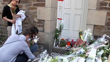 Devant la maison de la famille Dupont de Ligonnès, à Nantes. Plusieurs centaines de personnes ont défilé mardi dans la ville à la mémoire des cinq membres défunts de cette famille. /Photo prise le 26 avril 2011/REUTERS/Julie Louise