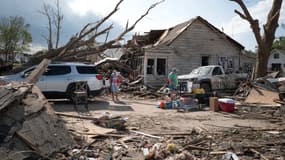 Des habitants de la ville de Greenville (Iowa) après le passage d'une tornade destructrice, le 23 mai 2024.