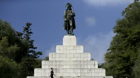 La statue de Napoléon Bonaparte trône sur le mémorial qui lui est dédié sur la place Casone dans sa ville natale d'Ajaccio, le 15 mars 2021