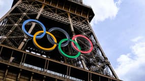 Les anneaux olympiques sur la Tour Eiffel en juillet 2024.