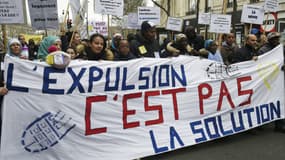 "L'expulsion c'est pas la solution", peut-on lire sur une banderole lors d'une manifestation place de la République à Paris, à l'appel du DAL (Droit au Logement), le 2 avril 2016