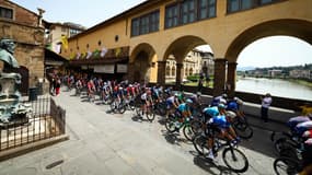 Le peloton du Tour de France 2024 sur le Ponte Vecchio, le 29 juin 2024