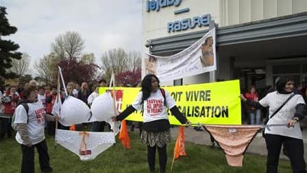 Manifestation des salariées de Lejaby à Rillieux, prsè de Lyon. La direction du fabricant français de lingerie féminine a saisi lundi en référé le tribunal de Lyon pour obtenir l'évacuation de son siège social, occupé depuis le 16 septembre par des ouvriè