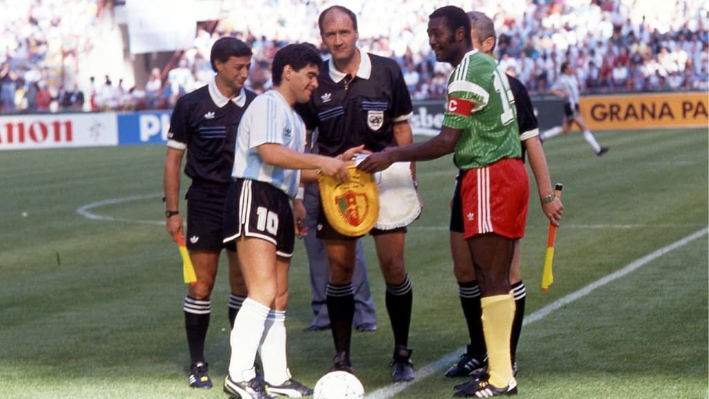 Tataw avec Maradona lors de Cameroun-Argentine au Mondial 1990