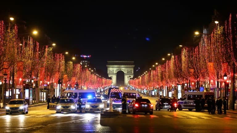 L'avenue des Champs-Elysées pendant le réveillon du Nouvel An à Paris, le 31 décembre 2020
