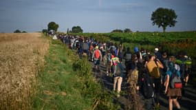 Des manifestants défilent contre la construction d'une "mégabassine" à Saint-Martin-les-Melle, dans le centre-ouest de la France, le 19 juillet 2024. 