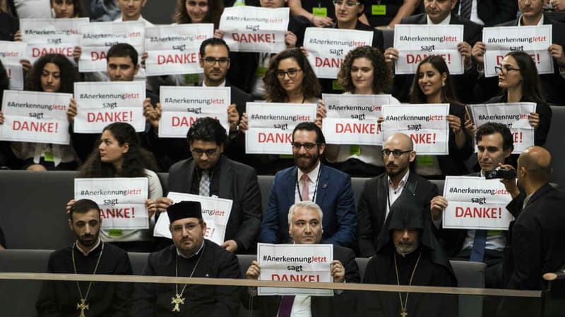 Au Bundestag, des représentants de l'église arménienne et des activistes remercient les députés, après que ces derniers ont adopté une résolution reconnaissant le génocide arménien, le 2 juin 2016.