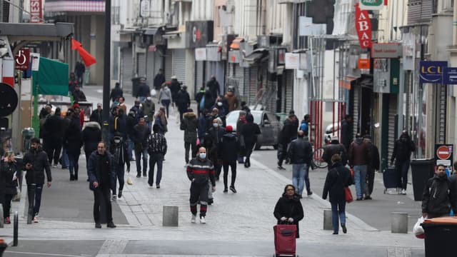 Des gens marchant dans une rue de Saint-Denis, en Seine-Saint-Denis, le 2 avril 2020.