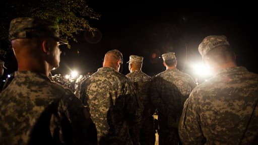 Des soldats se recueillent sur la base de Fort Wood, mercredi soir.