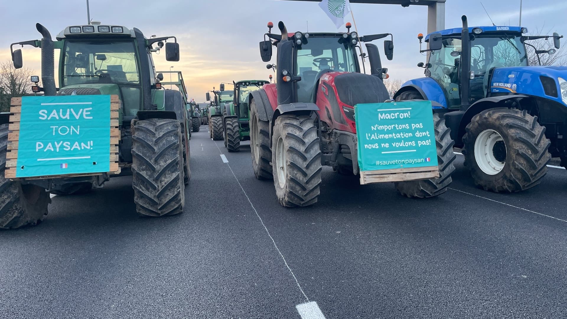 Sur l’A13, environ 80 tracteurs bloquent l’autoroute au niveau de la sortie 12, ce lundi 29 janvier 2024. Sur l’A13, environ 80 tracteurs bloquent l’autoroute au niveau de la sortie 12, ce lundi 29 janvier 2024.