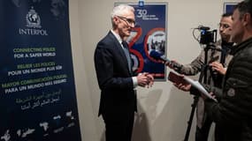 Jürgen Stock, secrétaire général d'Interpol, face à la presse. 