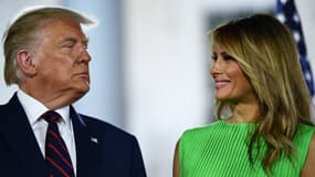 La Première dame des États-Unis Melania Trump sourit au président américain Donald Trump à l'issue de la dernière journée de la Convention nationale républicaine depuis la pelouse sud de la Maison Blanche le 27 août 2020 à Washington, DC.