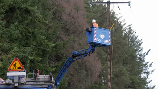 En milieu d'après-midi, 185.000 foyers étaient encore privés d'électricité. Un chiffre en légère baisse puisqu'uaà midi, 192.000 foyers étaient encore sans couran,selon un porte-parole ERDF sur BFMTV. Le courant pourrait ne pas être rétabli partout pour l