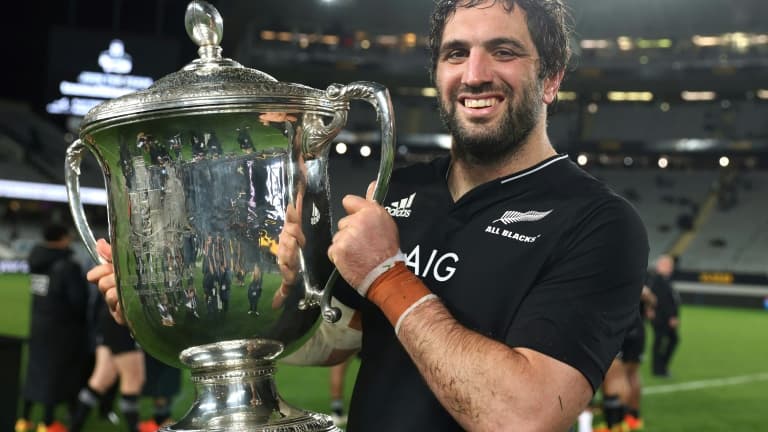 Le deuxième ligne néo-zélandais Sam Whitelock brandit la Bledisloe Cup, après le match entre les All Blacks et l'Australie à l'Eden Park d'Auckland le 14 août 2021