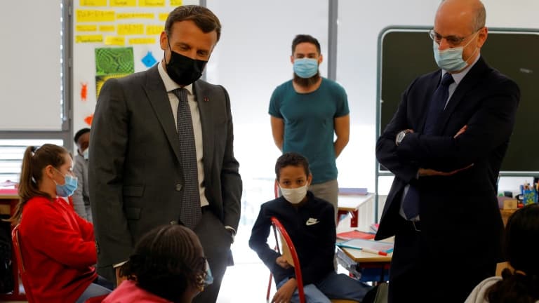 Emmanuel Macron et Jean-Michel Blanquer visitent une école primaire à Melun, le 26 avril 2021