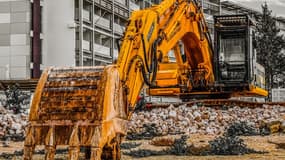 Une pelleteuse sur un chantier