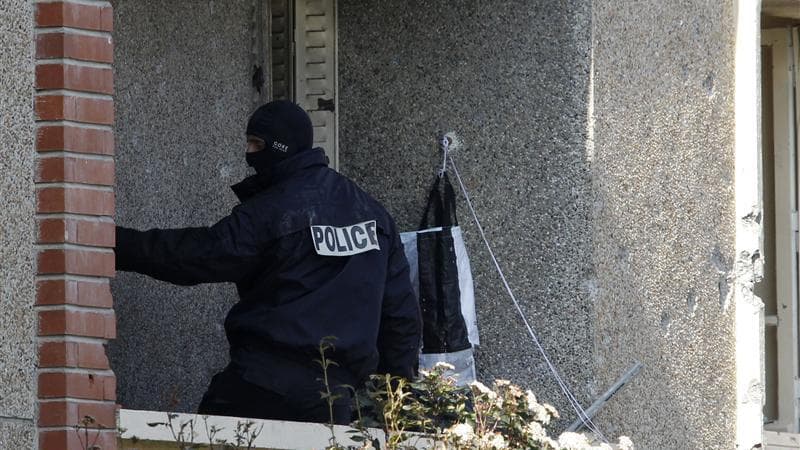 Enquêteur dans l'immeuble où a été tué Mohamed Merah, à Toulouse. Le frère de l'auteur des tueries de Toulouse et Montauban et sa compagne sont en route pour le siège de la Direction centrale du renseignement intérieur (DCRI) dans la banlieue de Paris, où