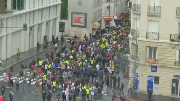 Le cortège s'est élancé depuis le Pont-de-Neuilly. Le cortège s'est élancé depuis le Pont-de-Neuilly.