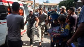 Un Palestinien blessé amené à l'hôpital des d'Al-Aqsa après une frappe israélienne sur une école accueillant des personnes déplacées à Deir al-Balah, dans le centre de la bande de Gaza, le 10 octobre 2024